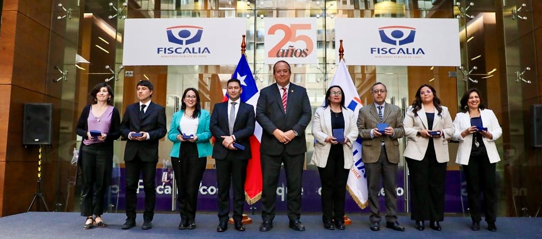 Fiscal Nacional junto a parte de los profesionales que recibieron el reconocimiento, incluyendo los dos representantes de la FRM Occidente.
