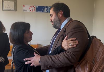 Fiscal Maximiliano Mariangel junto a la madre de la víctima tras el veredicto.