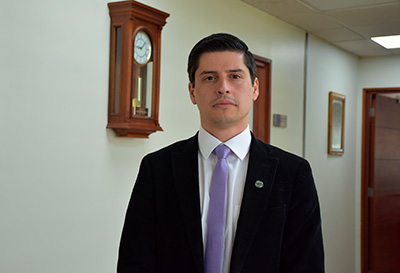 El caso es investigado por la Fiscalía Local de Coyhaique. En la imagen el abogado Sebastián Vildósola.