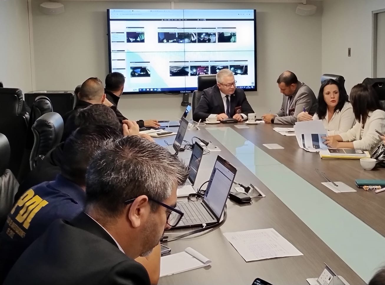 En el centro de mando de la PDI, la Fiscal Regional y las autoridades supervisaron el procedimiento.