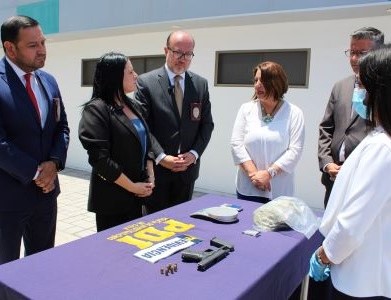 La Fiscal Regional Trinidad Steinert junto a la fiscal jefe de Sacfi, Paola Apablaza, y las jefaturas regionales de la PDI.