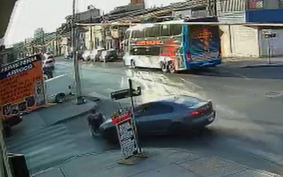 El hecho fue captado por cámaras de seguridad del sector. 