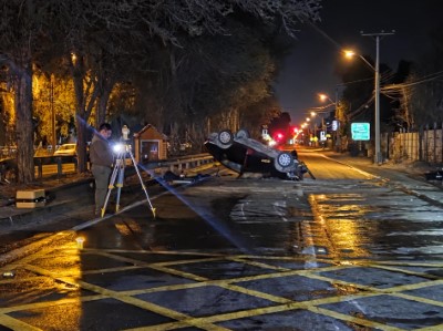 El vehículo que guiaba la víctima fatal terminó volcado en la mencionada arteria. 