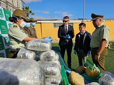 Antofagasta: vehículo abandonado estaba cargado con droga y municiones de guerra