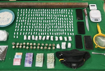 En el interior de la casa personal policial incautó droga y especies para dosificarla.  