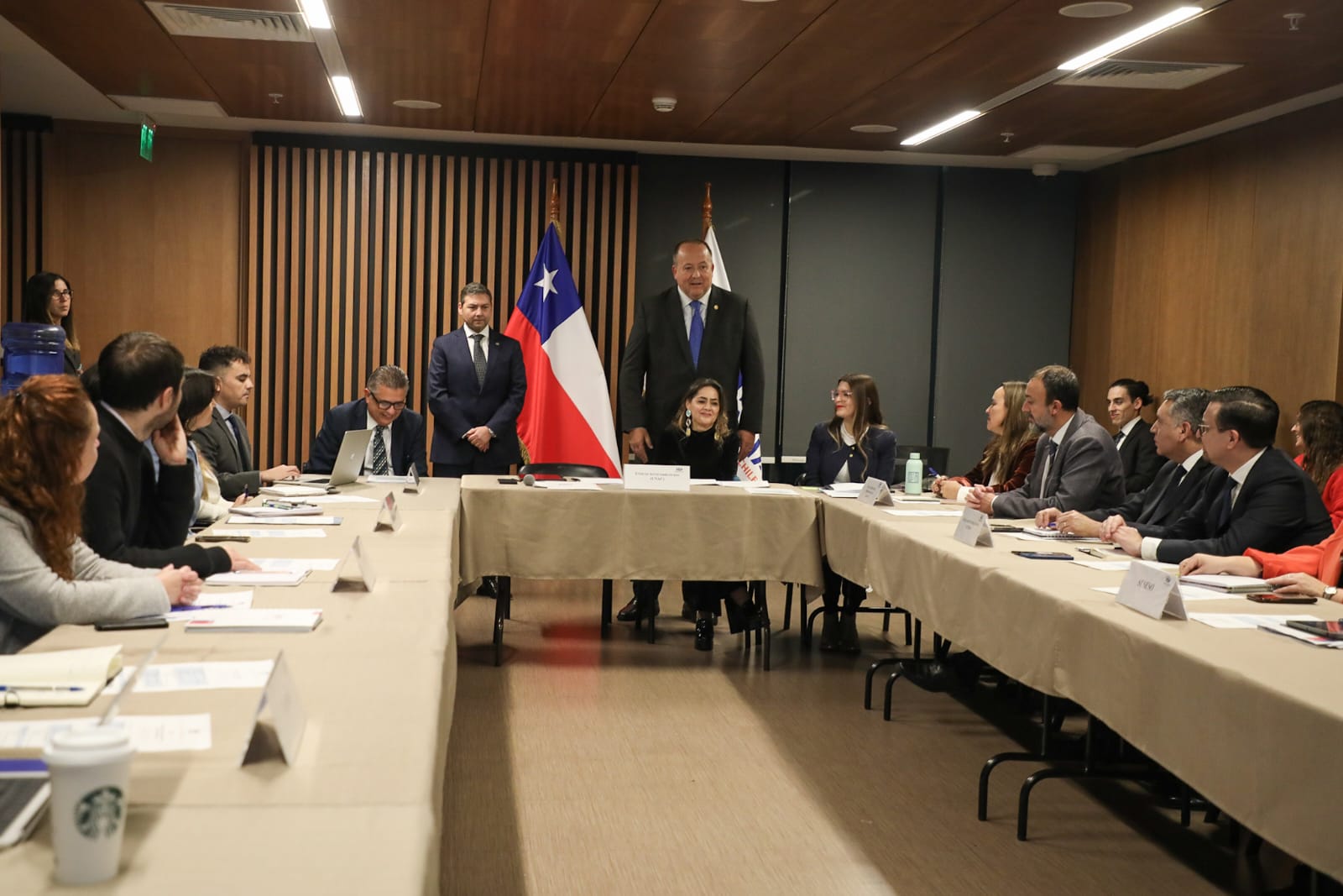 El Fiscal Nacional, Ángel Valencia, saludó a los asistentes a la reunión. 