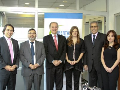 El Fiscal Nacional, Sabas Chahuán, y Luis Larraín, director ejecutivo de LyD junto a sus equipos de trabajo