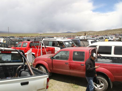 Los automóviles salen desde Bolivia y llegan a Chile donde son revisados y rergistrados. 