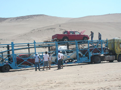 Los automóviles salen desde Bolivia y llegan a Chile donde son revisados y rergistrados.