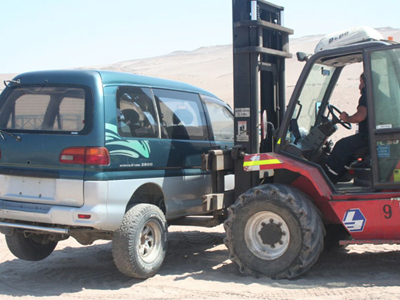 Los automóviles salen desde Bolivia y llegan a Chile donde son revisados y rergistrados.