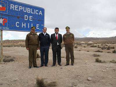 Los automóviles salen desde Bolivia y llegan a Chile donde son revisados y rergistrados.