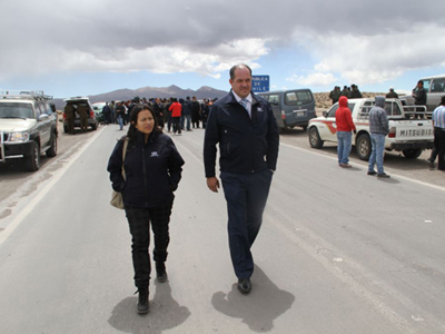 Los automóviles salen desde Bolivia y llegan a Chile donde son revisados y rergistrados.