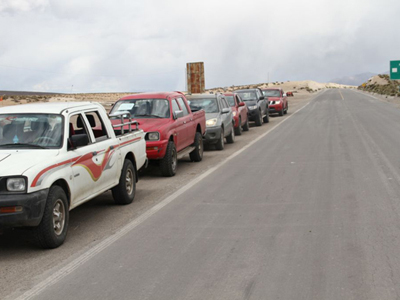 Los automóviles salen desde Bolivia y llegan a Chile donde son revisados y rergistrados.