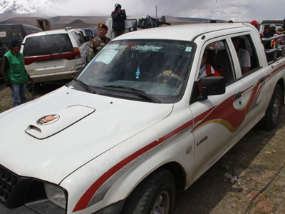 Los automóviles salen desde Bolivia y llegan a Chile donde son revisados y rergistrados.