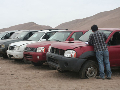 Los automóviles salen desde Bolivia y llegan a Chile donde son revisados y rergistrados.