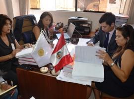La imagen corresponde a una reunión de la Fiscal Regional, Javiera López, con la Fiscal de Tacna (Perú), Fabiola Tapia.