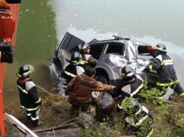 En el procedimiento de rescate de los cuerpos colaboró personal de Bomberos y Carabineros de Río Tranquilo.