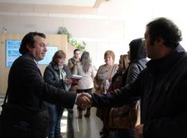 El Fiscal Claudio Venegas conversa con los familiares de la víctima.