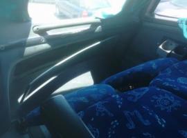 El lugar bajo los asientos donde iba oculta la droga en el segundo piso del bus.
