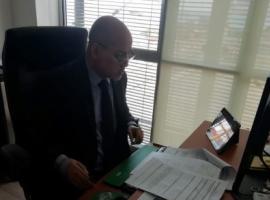 El fiscal Francisco Almazán en la oficina de la fiscalía de Iquique realizando las audiencias por videoconferencia.
