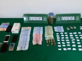 Las drogas y especies incautadas a los imputados.