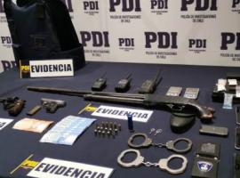 Armas y objetos que son usados en robos fueron incautados en los domicilios de los imputados.