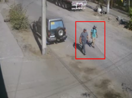 Imagen captada por una cámara de seguridad, donde se ve al imputado previo a la sustracción.