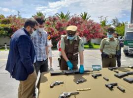 El fiscal Maximiliano Mariángel viendo las armas incautadas cuando fue el procedimiento.