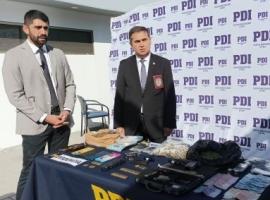 El fiscal de foco Oscar Sáez y el jefe de la Biro Iquique, Cristian Benavides, entregaron detalles del procedimiento.