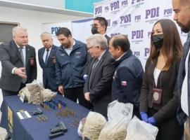 Dos armas, numerosas municiones y 144 kilos de drogas se incautaron en el procedimiento.