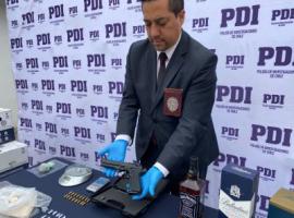 Droga, dinero en efectivo y una pistola a fogueo entre el material incautado a los imputados.
