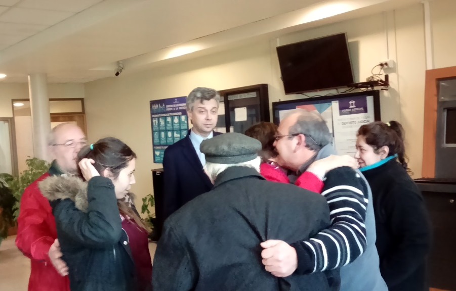 El fiscal Juan Pablo Lebedina reunido con las víctimas de estos hechos al finalizar la audiencia de lectura de la sentencia.