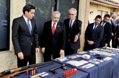 Las autoridades durante la evaluación de los resultados.