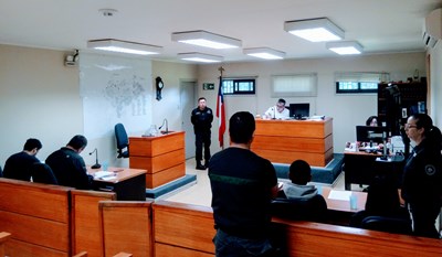 Uno de los involucrados permanecerá con arresto domiciliario nocturno mientras se desarrolle la investigación.