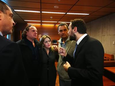Los fiscales Parra e Iturra junto a dos hijos de la víctima que acudieron a la audiencia de formalización.