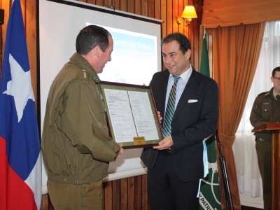 Fiscal Regional Marcos Emilfork entregó a Carabineros copia del primer ejemplar de ficha que recoge información aportada por víctimas de robos.