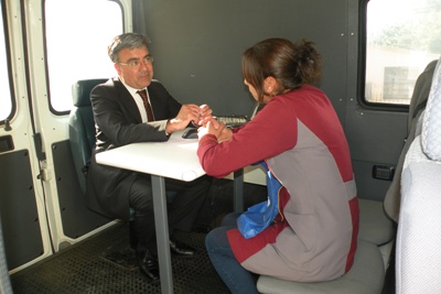 El fiscal atendió consultas del público.