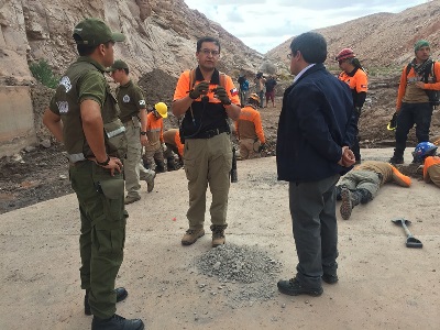 El Fiscal Eduardo Peña conversa con rescatistas de Topos y efectivos de Labocar