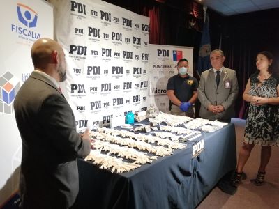 La fiscal jefe de Sacfi, Paola Apablaza, junto al jefe de la I Región Policial Tarapacá, prefecto inspector César Cortés.
