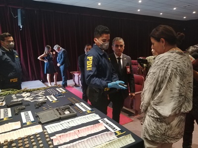 La Fiscal Regional (s) Paola Apabalza, junto al jefe regional de la PDI, prefecto inspector César Cortés.