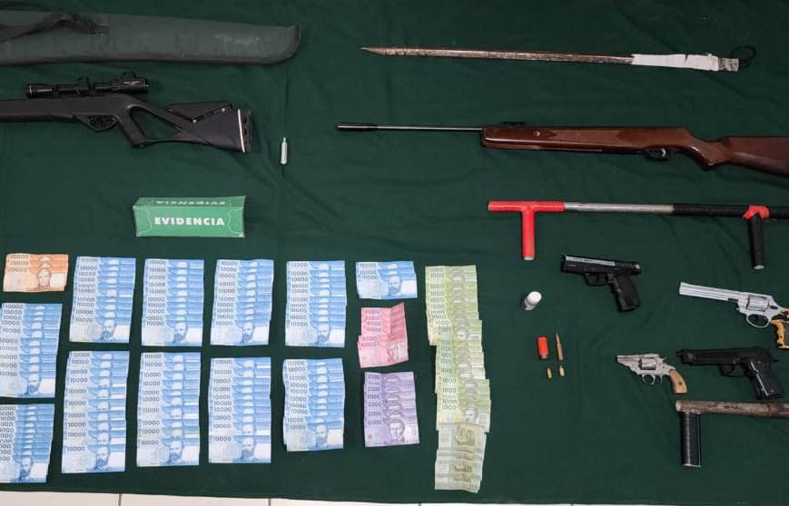 Las armas y el dinero fueron incautadas por personal de Carabineros.