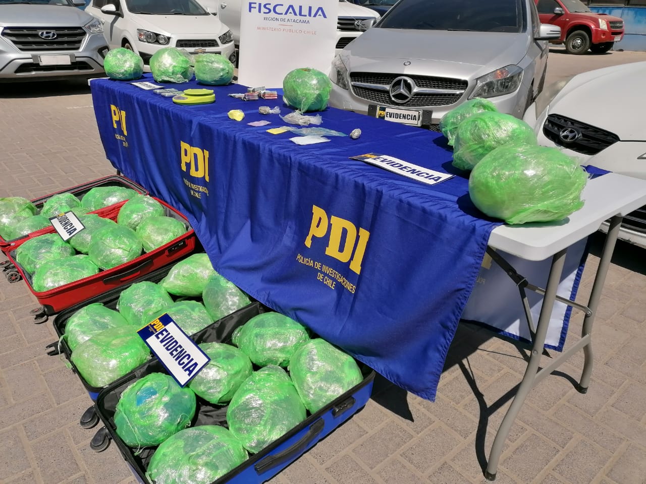 La droga incautada era trasladada en dos vehículos particulares.
