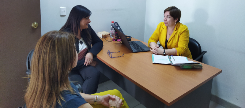 Reunión sobre el programa entre María Angélica Venegas, Directora Ejecutiva (s), María Luisa Díaz, Jefa (s) URAVIT, y Chyntia Mendoza, miembro de Fundanción Míranos.