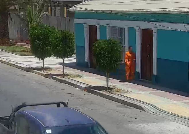 El imputado fue registrado por las cámaras de seguridad instaladas en esta comuna.
