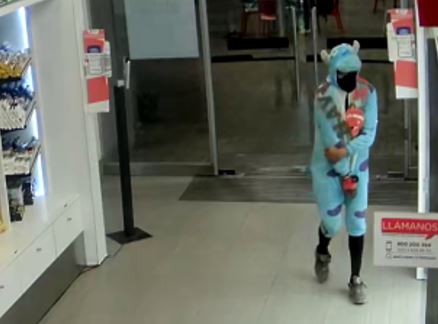 El imputado fue registrado por las cámaras de seguridad del local afectado.