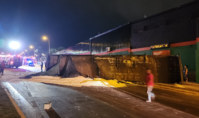 El camión terminó su trayecto volcado en la vía.