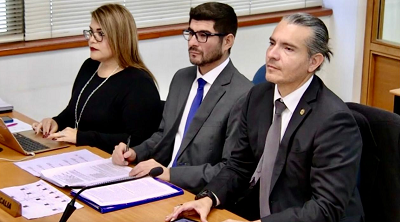 Los fiscales Juan Castro Bekios y Jonathan Kendall, junto a la abogada Victoria Yáñez.