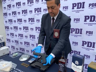 Droga, dinero en efectivo y una pistola a fogueo entre el material incautado a los imputados.