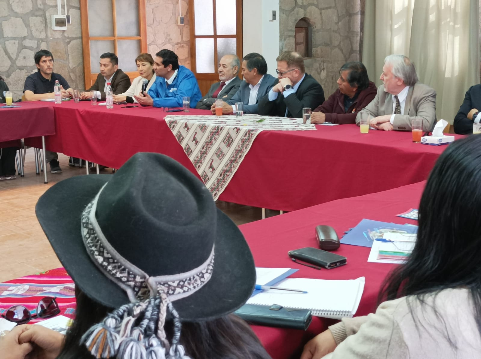 una treintena de dirigentes participaron en el diálogo con las autoridades.