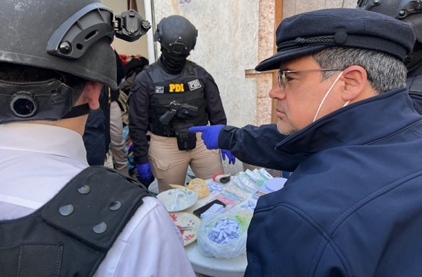 La diligencia permitió recuperar droga y municiones, entre otros elementos.